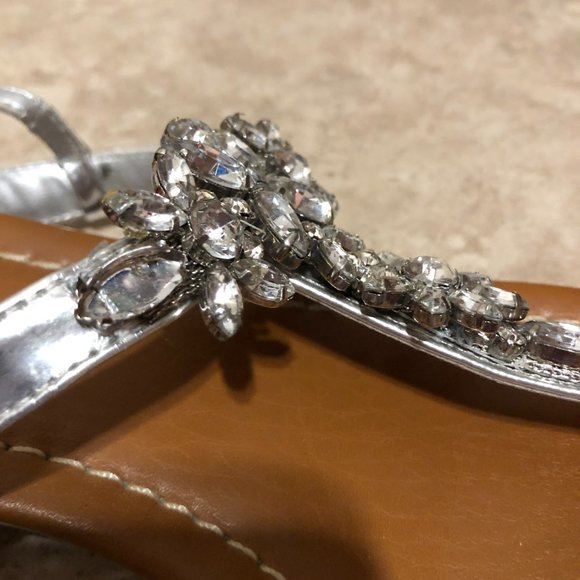 Womens Unisa Silver Leather Mini Wedge Rhinestone Embellished Thong Sandals 8 * - Picture 8 of 9